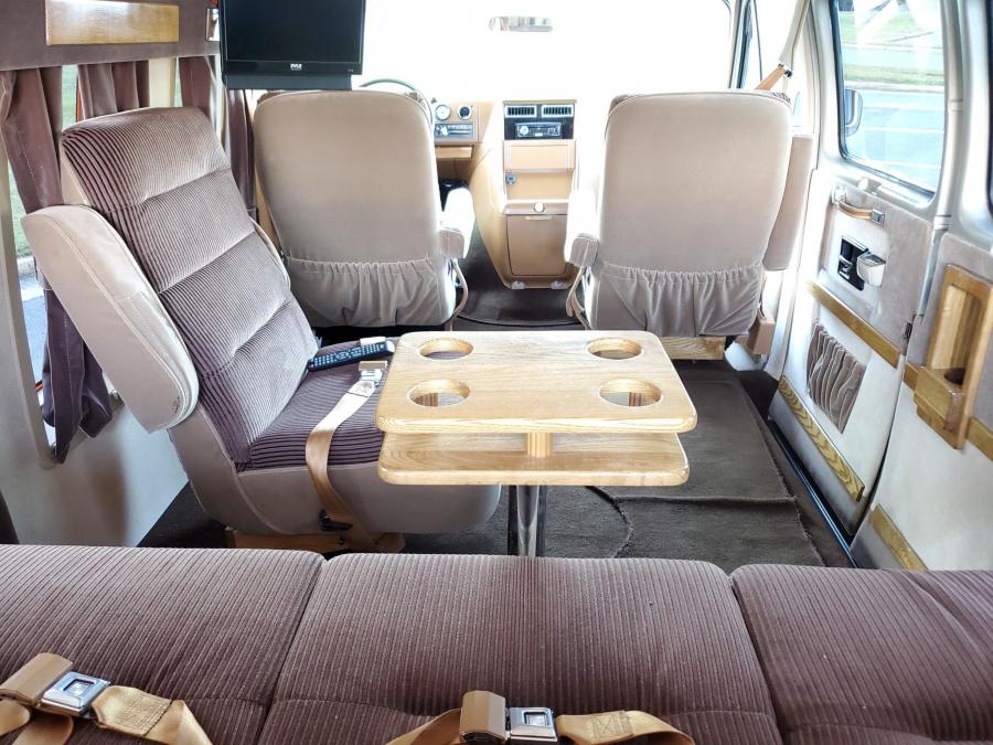 Интерьер Chevrolet G20 Conversion Van  (CG21305) 1988 года  (фото 165 из 257)